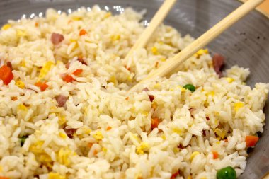 Çin pilavı. 3 lezzetli yemek çubuğu.