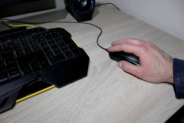 Mão pegando um mouse computador — Fotografia de Stock
