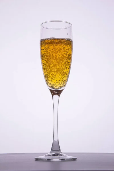 Coupe Transparente Champagne Avec Bulles Sur Fond Blanc — Photo