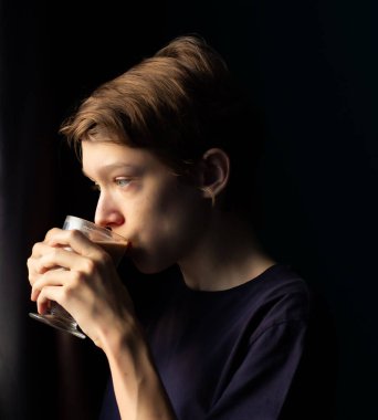 Penceredeki genç, dalgın