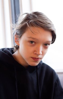 Bir genç kafede tek başına oturuyor.