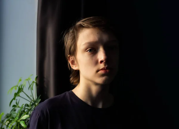 Nastolatek Oknie Zamyślony — Zdjęcie stockowe