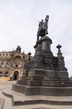 Dresden şehrinde yürüyen insanlar. Eski kasaba.
