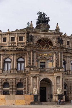 Dresden şehrinde yürüyen insanlar. Eski kasaba.