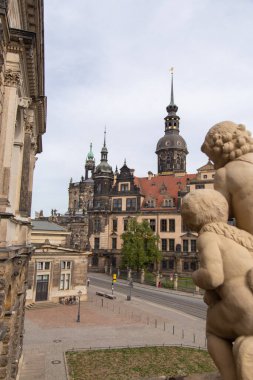 Dresden şehrinde yürüyen insanlar. Eski kasaba.