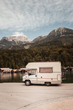 Dağların oraya park edilmiş bir karavan.