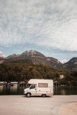 Dağların oraya park edilmiş bir karavan.