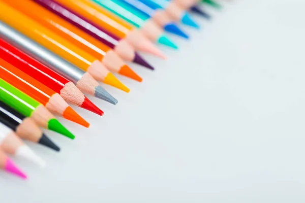 Beyaz Arka Plan Yakın Çekim Seçici Odak Izole Renkli Kalemler — Stok fotoğraf