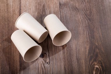 Ekolojik kağıttan yapılmış tek kullanımlık bardaklar.