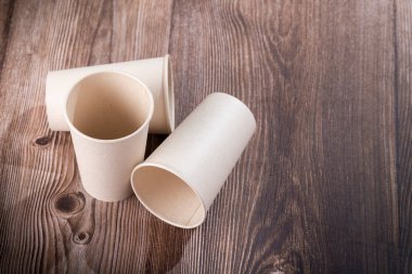 Ekolojik kağıttan yapılmış tek kullanımlık bardaklar.