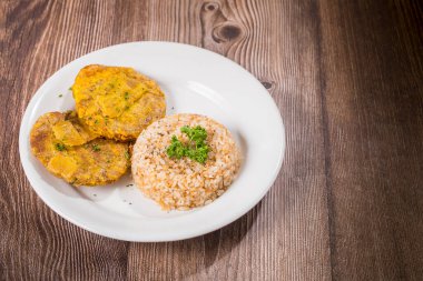 Hindistancevizi pilavı ve muz ezmesi, pirinç ve ahşap masa üzerindeki patlıcan.