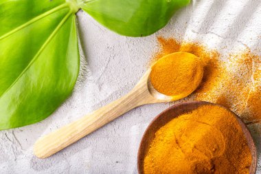 Tahta kase ve kaşıkta zerdeçal tozu (curcuma longa)