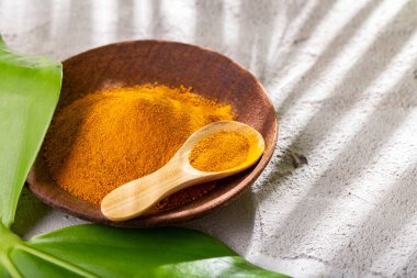 Tahta kase ve kaşıkta zerdeçal tozu (curcuma longa)