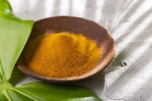 Tahta kase ve kaşıkta zerdeçal tozu (curcuma longa)