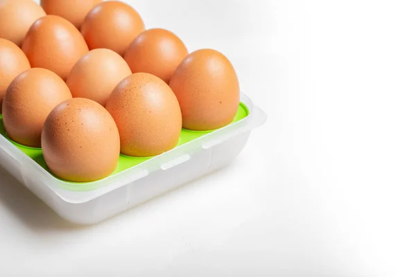 Plastikkorb Mit Frischen Eiern Isoliert Auf Weißem Hintergrund Platz Für — Stockfoto