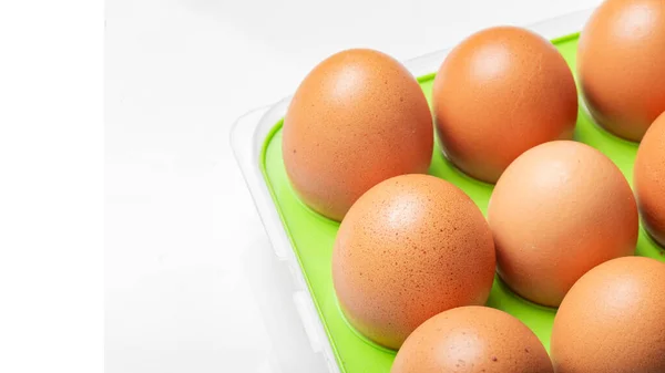 Plastikkorb Mit Frischen Eiern Isoliert Auf Weißem Hintergrund Platz Für — Stockfoto