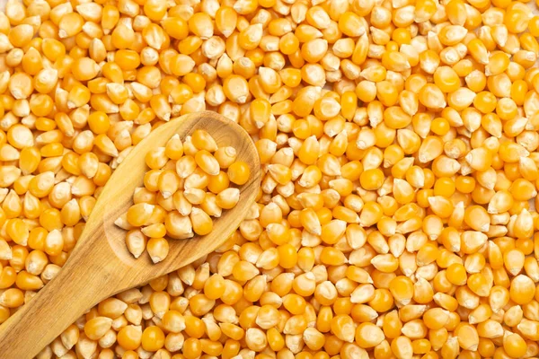Kukoricamagvak Popcornhoz Fából Készült Kanálban Felülnézetből — Stock Fotó