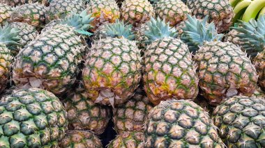 Süpermarket rafında ananas yığını