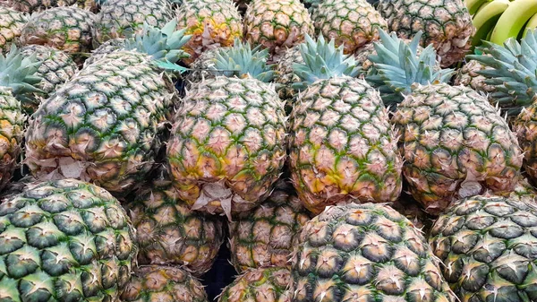 Pile Ananas Sur Étagère Supermarché — Photo