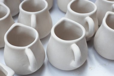 seramik kavanozlar pişirilmeye hazır, zanaatkar işlem