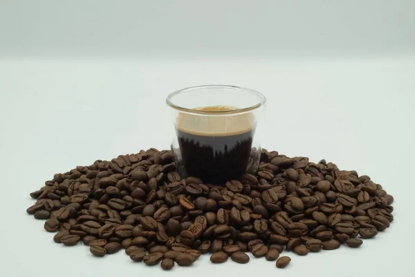 Beyaz Ekranda Kahve Çekirdekleri Ile Çevrili Temiz Bir Bardakta Espresso — Stok fotoğraf