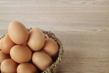 Tahta masada sepetteki tavuk yumurtaları..