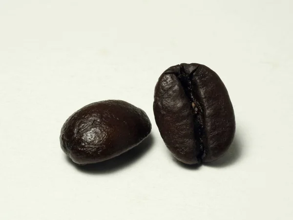 Kaffeebohnen Die Aus Der Tüte Auf Weißem Hintergrund Gegossen Werden — Stockfoto