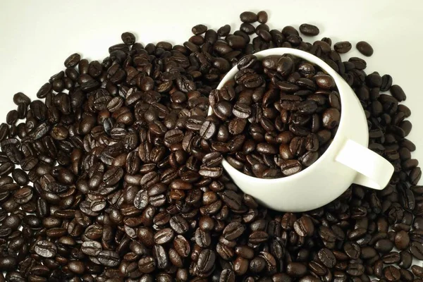 Kaffeebohnen Die Aus Der Tüte Auf Weißem Hintergrund Gegossen Werden — Stockfoto