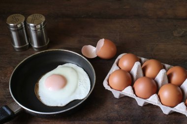 Tahta masada yumurta ve sahanda yumurta..