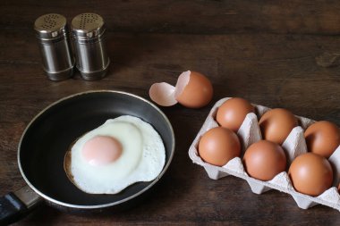Tahta masada yumurta ve sahanda yumurta..