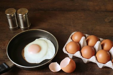 Tahta masada yumurta ve sahanda yumurta..