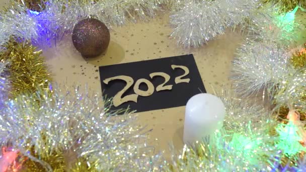 圣诞装饰和带有花环的编号2022. — 图库视频影像