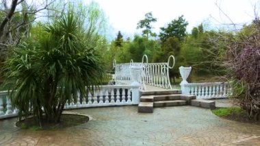 Kayalık bir yolu, köprüsü ve manzarası olan bir bahar parkı.