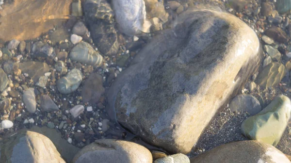 Камни торчат из воды — стоковое фото