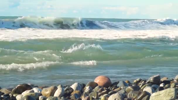 Storm vågor på havet på en solig dag slå mot stranden, skum stänk — Stockvideo