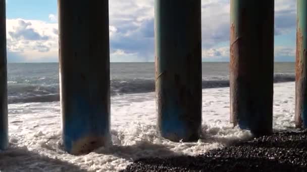 A sunny day, a huge sea wave with rays of light — Stock Video