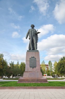 Moskova, Rusya - 29 Eylül 2021: Bolotnaya Meydanı 'ndaki Rus ressam Ilya Repin Anıtı. Yazar - heykeltıraş Matvey Manizer. 1958 'de açılmış.