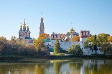 Göletten Novodevichy Manastırı 'nın sonbahar manzarası. Moskova, Rusya