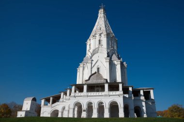 Moskova, Rusya - 7 Ekim 2021: Lord 'un Yükselişi Kilisesi ve Kolomenskoye Müzesi-Rezervindeki Vodovzvodnaya Kulesi (Dyakov Kapısı)