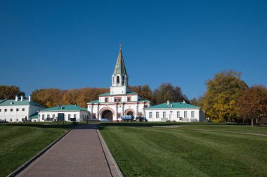 Moskova, Rusya - 7 Ekim 2021: Hükümdar Mahkemesi 'nin ön kapısı ve Kolomenskoye Müzesi-Rezervindeki Albay Odaları