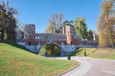 Moskova, Rusya - 7 Ekim 2021: Devlet Tarihi ve Mimari Müze-Rezerv 'deki Figured Köprüsü' nün Sonbahar manzarası 