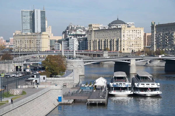 モスクワ ロシア 2021年10月9日 ボロディンスキー橋 ベレジコフスカヤ堤防とモスクワ川の桟橋の眺め — ストック写真