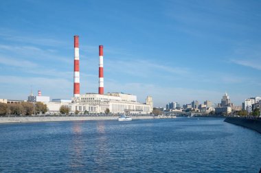 Moskova, Rusya - 9 Ekim 2021: Savvinskaya Embankment 'ten Berezhkovskaya Embankment ve Moskovskaya TPP-12' ye
