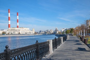 Moskova, Rusya - 9 Ekim 2021: Savvinskaya seti güneşli bir sonbahar gününde