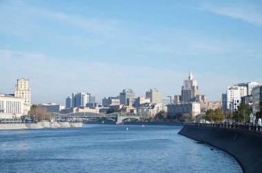 Moskova, Rusya - 9 Ekim 2021: Bogdan Khmelnitsky Köprüsü, Berezhkovskaya ve Rostovskaya setlerinin sonbahar manzarası