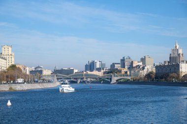 Moskova, Rusya - 9 Ekim 2021: Güneşli bir sonbahar gününde Bogdan Khmelnitsky Köprüsü, Berezhkovskaya ve Rostovskaya setlerinin manzarası