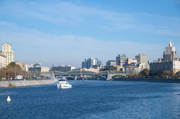 Moskova, Rusya - 9 Ekim 2021: Güneşli bir sonbahar gününde Bogdan Khmelnitsky Köprüsü, Berezhkovskaya ve Rostovskaya setlerinin manzarası