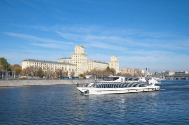 Moskova, Rusya - 9 Ekim 2021: Zevkli bir motorlu gemi Berezhkovskaya seti boyunca Moskova-Nehir boyunca yol alıyor