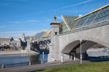 Moskova, Rusya - 9 Ekim 2021: Moskva Nehri üzerindeki Bogdan Khmelnitsky Köprüsü