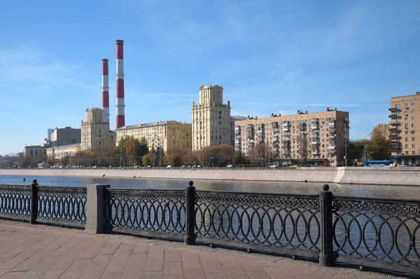モスクワ ロシア 2021年10月9日 Savvinskaya堤防からBerezhkovskaya堤防への秋の景色 — ストック写真
